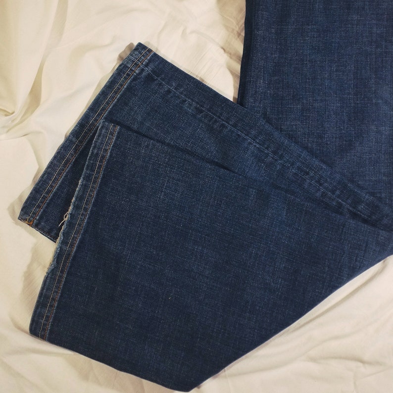 Y2K Jeans mit weitem Bein H&M. 2000er 00er Jahre Schlaghose in Dunkelblau Low Waist Medium Rise. Ausgeblichene ausgewaschene, abgenutzte 90er Jahre Denim Hose. Frauen Größe XS S Bild 10
