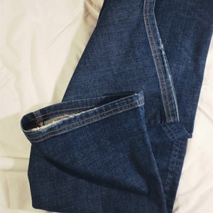 Y2K Jeans mit weitem Bein H&M. 2000er 00er Jahre Schlaghose in Dunkelblau Low Waist Medium Rise. Ausgeblichene ausgewaschene, abgenutzte 90er Jahre Denim Hose. Frauen Größe XS S Bild 9