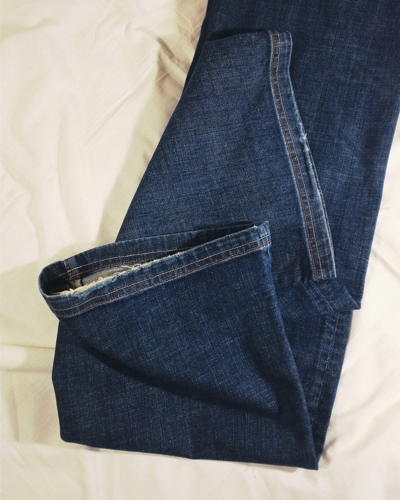 Y2K Jeans mit weitem Bein H&M. 2000er 00er Jahre Schlaghose in Dunkelblau Low Waist Medium Rise. Ausgeblichene ausgewaschene, abgenutzte 90er Jahre Denim Hose. Frauen Größe XS S Bild 9