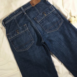 Y2K Jeans mit weitem Bein H&M. 2000er 00er Jahre Schlaghose in Dunkelblau Low Waist Medium Rise. Ausgeblichene ausgewaschene, abgenutzte 90er Jahre Denim Hose. Frauen Größe XS S Bild 6