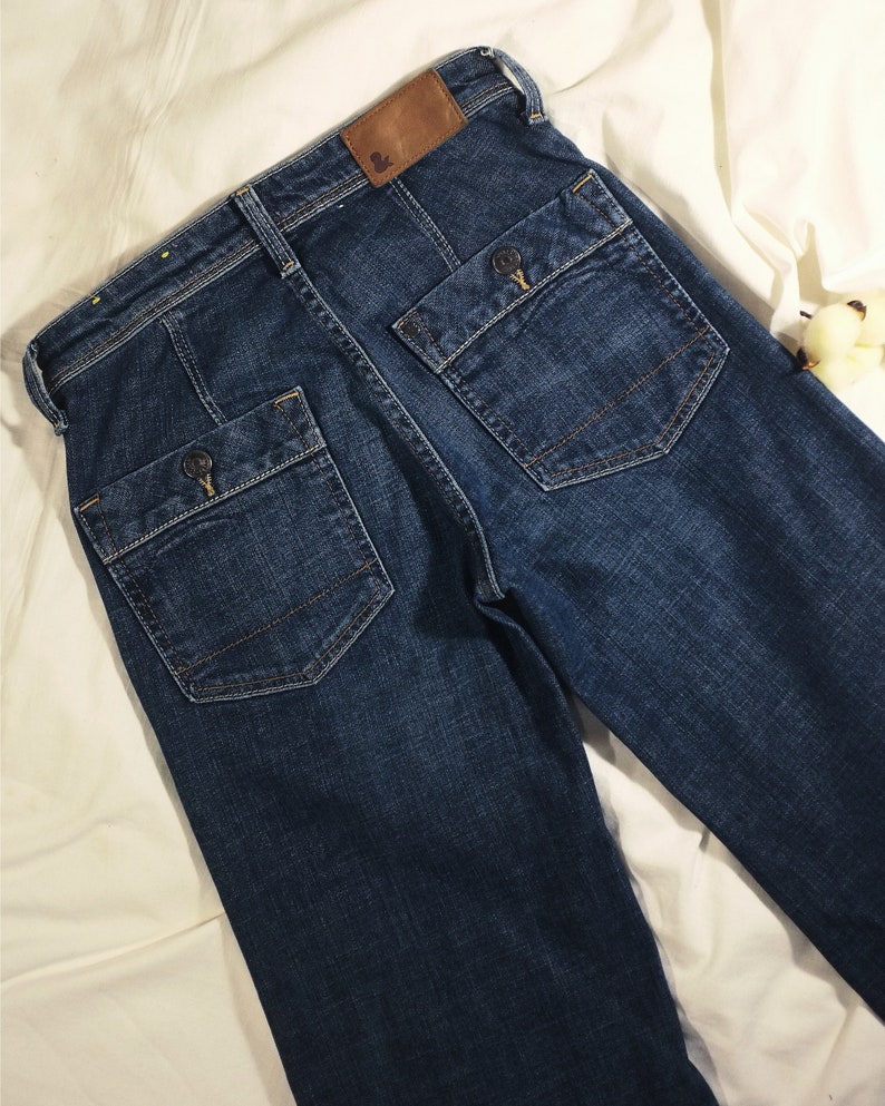 Y2K Jeans mit weitem Bein H&M. 2000er 00er Jahre Schlaghose in Dunkelblau Low Waist Medium Rise. Ausgeblichene ausgewaschene, abgenutzte 90er Jahre Denim Hose. Frauen Größe XS S Bild 6