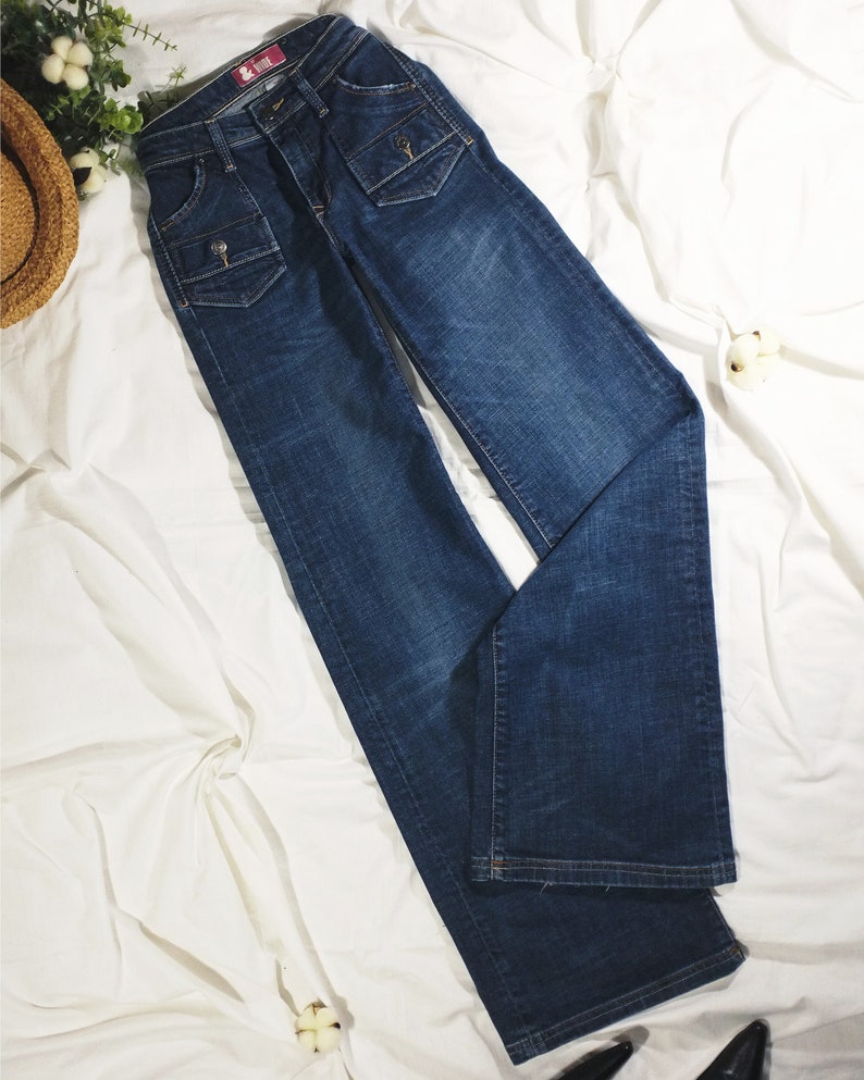 Y2K Jeans mit weitem Bein H&M. 2000er 00er Jahre Schlaghose in Dunkelblau Low Waist Medium Rise. Ausgeblichene ausgewaschene, abgenutzte 90er Jahre Denim Hose. Frauen Größe XS S Bild 3