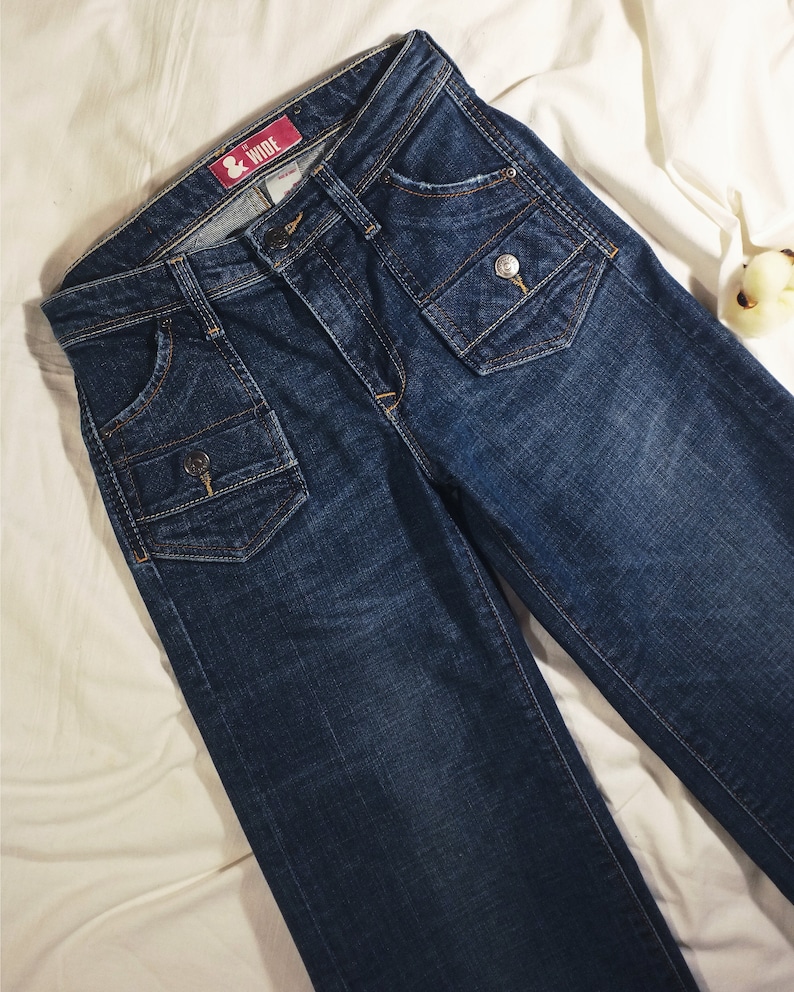 Y2K Jeans mit weitem Bein H&M. 2000er 00er Jahre Schlaghose in Dunkelblau Low Waist Medium Rise. Ausgeblichene ausgewaschene, abgenutzte 90er Jahre Denim Hose. Frauen Größe XS S Bild 4