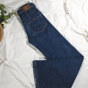 Y2K Jeans mit weitem Bein H&M. 2000er 00er Jahre Schlaghose in Dunkelblau Low Waist Medium Rise. Ausgeblichene ausgewaschene, abgenutzte 90er Jahre Denim Hose. Frauen Größe XS S Bild 7