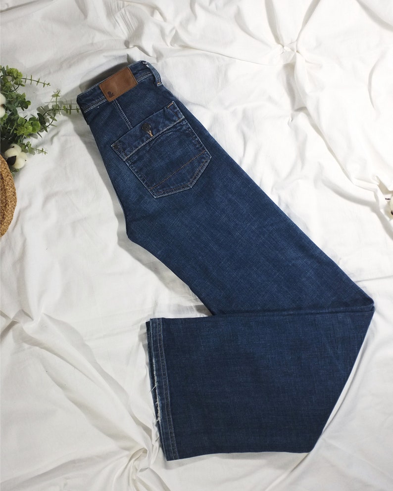 Y2K Jeans mit weitem Bein H&M. 2000er 00er Jahre Schlaghose in Dunkelblau Low Waist Medium Rise. Ausgeblichene ausgewaschene, abgenutzte 90er Jahre Denim Hose. Frauen Größe XS S Bild 7