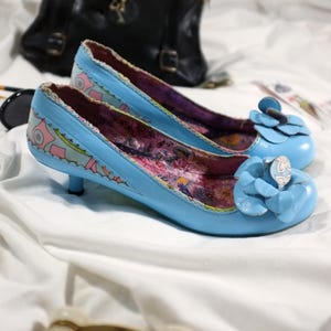 Chaussures pour femmes en cuir vintage des années 90, choix irrégulier. Jolie poupée des années 2000 Floral Fun Y2K Blue Fashion Alice au pays des merveilles Chaussures plates à talons bas Taille 39 40