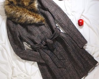 Casaco xadrez vintage New Look na altura do joelho com gola de pele sintética, estilo anos 2000 com toque de sofisticação, sobretudo xadrez marrom com cinto para outono/inverno.