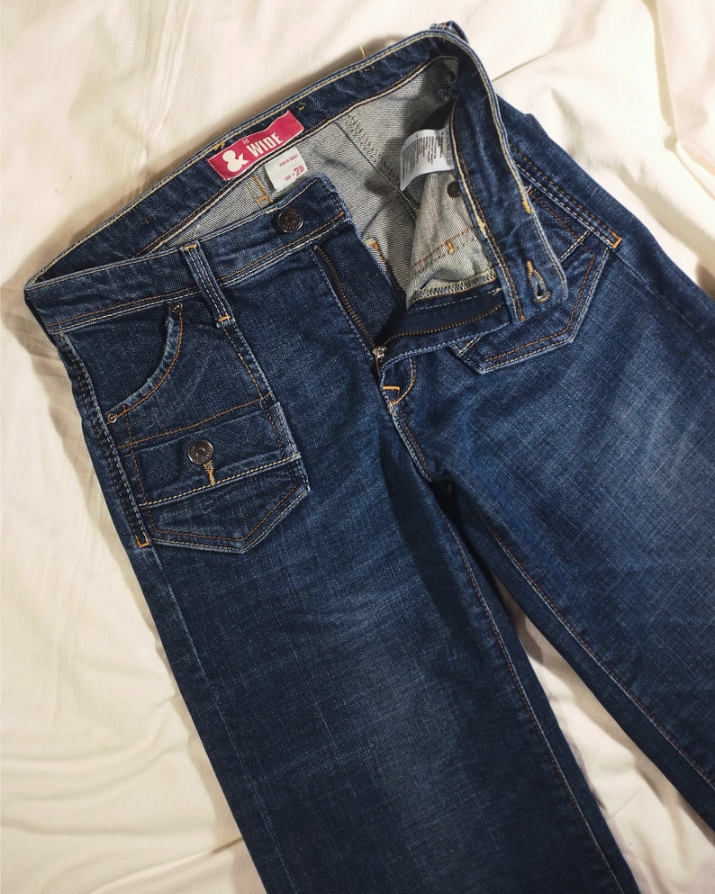 Y2K Jeans mit weitem Bein H&M. 2000er 00er Jahre Schlaghose in Dunkelblau Low Waist Medium Rise. Ausgeblichene ausgewaschene, abgenutzte 90er Jahre Denim Hose. Frauen Größe XS S Bild 5