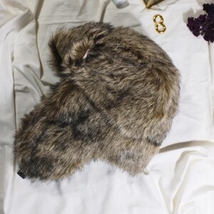 Vintage Kunstpelz Ohrenklappe Wintermütze. Unisex Grange Trapper Hut Beige Grau Hochwertiges Wolf Kunstfell. Lässige Herren Warme Mütze Größe 58