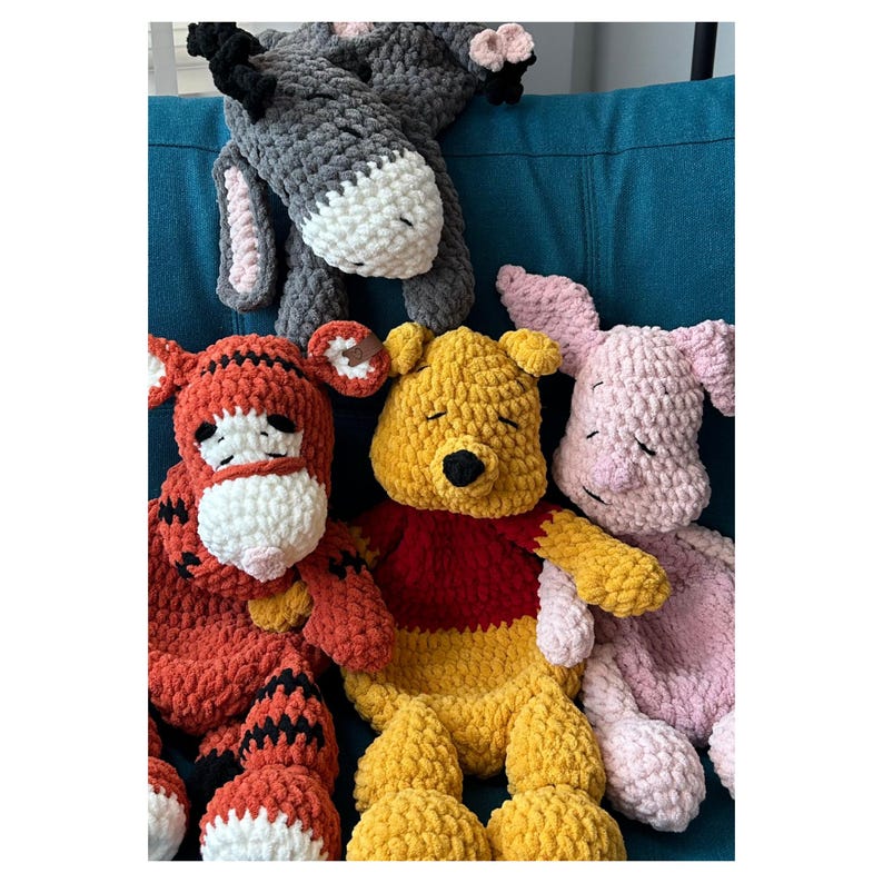 Puede incluir: Un conjunto de animales de peluche hechos a mano con ganchillo, incluyendo un oso amarillo con una camisa roja, un cerdo rosa, un tigre rojo y un burro gris. Los juguetes son suaves y afelpados, ideales para ni&ntilde;os.