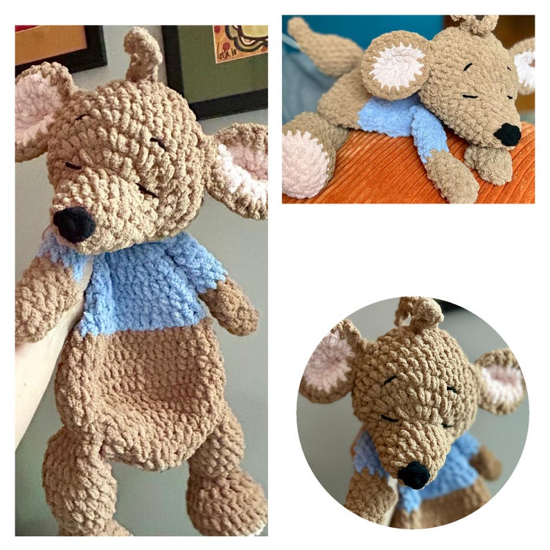 Puede incluir: Un peluche de canguro hecho a mano con ganchillo en tonos marr&oacute;n y beige, con una camisa azul claro. El canguro tiene una nariz negra, ojos cerrados y orejas grandes con detalles rosas en el interior. El peluche es suave y tierno.
