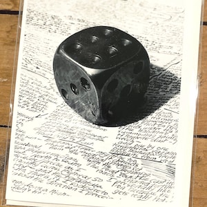 Messingwürfel auf handgeschriebener Poesie, schwarz-weiße Grußkarte mit Umschlag/Schutzhülle (A2 — 4,25” x 5,5”)