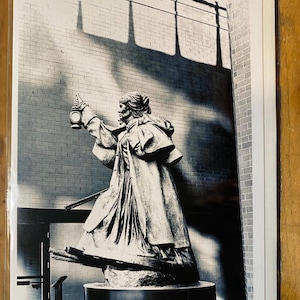 Estátua de mulher, centro de Colorado Springs, cartão de felicitações em branco preto e branco com envelope/capa protetora (A2 — 4,25” x 5,5”)