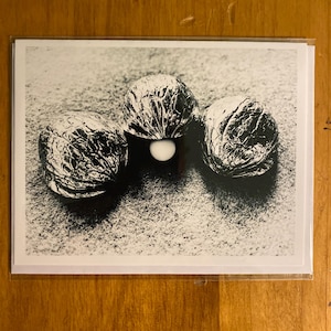 Tarjeta de felicitación en blanco y negro con sobre/funda protectora (A2 — 4,25” x 5,5”) del Juego de las Tres Conchas