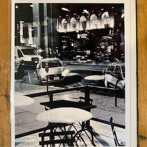 Foto pela janela, centro de Colorado Springs, cartão de felicitações em branco preto e branco com envelope/capa protetora (A2 — 4,25” x 5,5”)