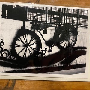 Art en métal de bicyclette, centre-ville de Colorado Springs, carte de voeux vierge noir et blanc avec enveloppe/manche de protection (A2 - 4,25 po. x 5,5 po.)