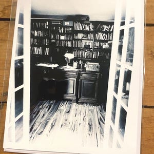Biblioteca e mesa, cartão de felicitações em branco preto e branco com envelope/capa protetora (A2 — 4,25” x 5,5”)