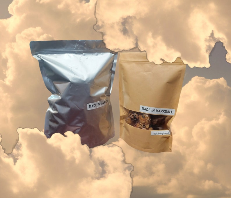 K&ouml;nnte beinhalten: Zwei Beutel mit dehydriertem Essen, einer silberfarben und einer braun. Der silberne Beutel hat ein Etikett mit der Aufschrift "Made in Markdale". Der braune Beutel hat ein Etikett mit der Aufschrift "Made in Markdale" und "100 % Dehydriert".