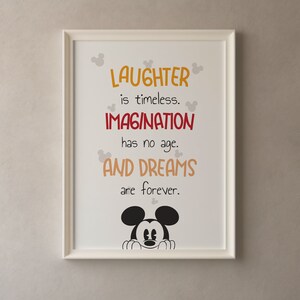K&ouml;nnte beinhalten: Ein wei&szlig;er gerahmter Druck mit einem Zitat &uuml;ber Lachen, Fantasie und Tr&auml;ume. Das Zitat ist in roter und gelber Schrift. Mickey Mouse schaut von unten aus dem Druck heraus.