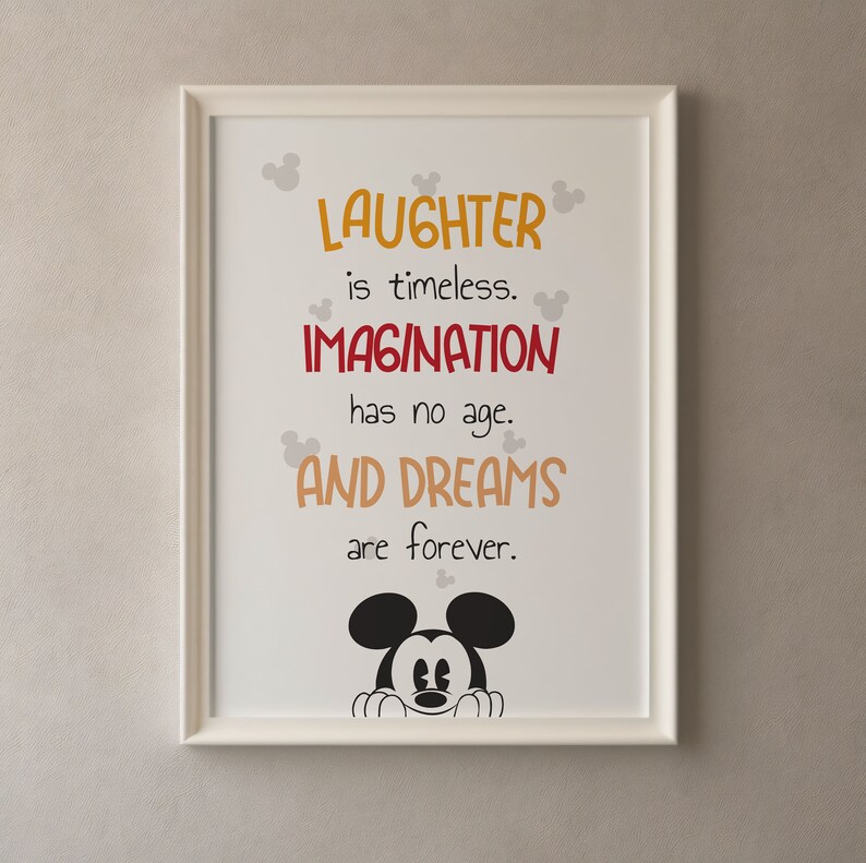 K&ouml;nnte beinhalten: Ein wei&szlig;er gerahmter Druck mit einem Zitat &uuml;ber Lachen, Fantasie und Tr&auml;ume. Das Zitat ist in roter und gelber Schrift. Mickey Mouse schaut von unten aus dem Druck heraus.