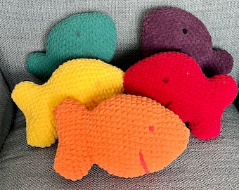 Bunte Fischcracker mit Häkelmuster