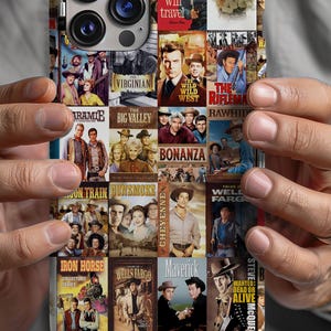 Puede incluir: Una funda de teléfono con un collage de carteles de películas del oeste vintage. La funda muestra varios títulos de películas y actores en un diseño colorido y atractivo. La funda está sujeta por una persona.