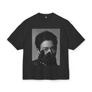 Immagine ravvicinata del servizio fotografico di Jin dei BTS in tutto il mondo, con una maglietta oversize a maniche corte e Kim Seokjin Army Stan, maglietta con grafica retrò.
