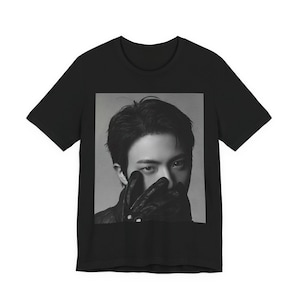 BTS Jin Photoshoot gros plan sur un t-shirt à manches courtes Kim Seokjin World Wide Handsome Army Stan Shirt