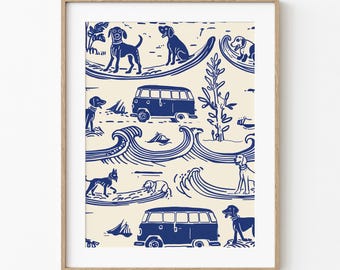 Puede incluir: Impresión enmarcada con un patrón repetido de perros azul marino, tablas de surf, olas y furgonetas sobre un fondo crema. La obra de arte tiene un tema náutico vintage, con un estilo lúdico y caprichoso.