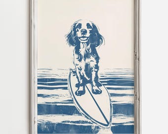 Può includere: Un'illustrazione blu e bianca di un cane che fa surf su una tavola da surf nell'oceano. Il cane è seduto sulla tavola da surf con le zampe sulla tavola e la coda che scodinzola. L'oceano è rappresentato da onde blu e bianche.