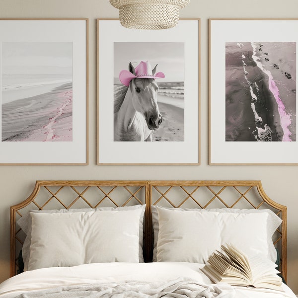 Cheval blanc sur la plage - Collection de 3 - Chapeau de cow-girl - Sentiers de sable de plage - Plage fantaisiste d'animaux de ferme - Monochrome - Accent rose - Télécharger