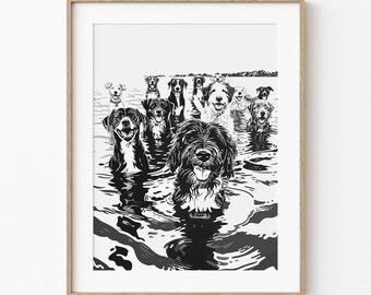 Puede incluir: Lámina artística en blanco y negro de un grupo de perros en el agua. Los perros, de varias razas, se representan con sus cabezas sobre el agua, creando una escena alegre. La obra de arte está enmarcada en un marco de madera clara.