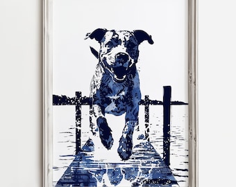 Può includere: Stampa incorniciata raffigurante un cane che salta da un molo, in tonalità blu e bianco. Il cane e il molo sono di un blu più scuro, in contrasto con l'acqua e il cielo bianchi. La cornice è grigio chiaro.