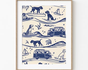 Puede incluir: Una impresión enmarcada con un patrón azul marino y crema de perros, furgonetas y veleros. Los perros se muestran surfeando y relajándose. La obra de arte tiene un tema caprichoso y playero.