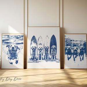 Puede incluir: Tres impresiones azules y blancas de perros haciendo surf en las olas. La primera impresión muestra un perro saltando fuera del agua, la segunda impresión muestra tres perros de pie sobre tablas de surf, y la tercera impresión muestra tres perros remando en tablas de surf.