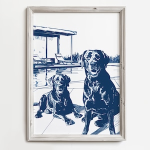 Può includere: Una stampa incorniciata con un'illustrazione blu e bianca di due Labrador Retriever. Un cane è sdraiato, l'altro è seduto. Lo sfondo mostra una piscina e un'area ombreggiata con sedie a sdraio.