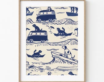 Puede incluir: Una impresión enmarcada con un patrón azul marino y crema de perros surfeando, en kayak y en una furgoneta. Los perros están ilustrados sobre un fondo crema con olas y palmeras. La impresión está en un marco de madera.