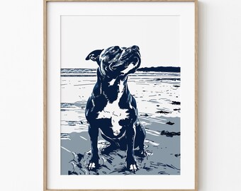 Può includere: Stampa incorniciata con un'illustrazione stilizzata di un cane su una spiaggia. Il cane è principalmente blu navy con segni bianchi, su uno sfondo di spiaggia in tonalità di grigio e bianco. Il cane guarda in alto.