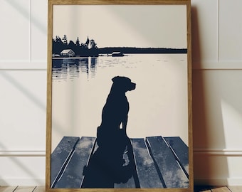 Può includere: Stampa artistica incorniciata con la silhouette di un cane seduto su un molo, con un lago e alberi sullo sfondo. L'opera è nei toni del blu navy e beige, con una cornice in legno. Il testo "Lucky Day Decor" è in basso.