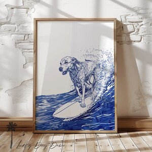 Puede incluir: Una ilustración enmarcada de un perro surfeando en una ola. El perro está dibujado con tinta azul y está montando una tabla de surf. El fondo es una acuarela azul.