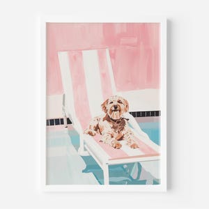 以下が含まれることがあります： ピンクと白のストライプのラウンジチェアでプールサイドでくつろぐ犬の額入りアートプリント。背景にはピンクの壁と青い水があり、夏らしいリラックスした雰囲気です。犬は明るい茶色です。