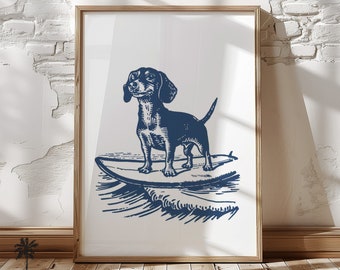 Può includere: Un'illustrazione blu e bianca di un cane che fa surf su un'onda. Il cane è in piedi su una tavola da surf con le zampe anteriori sulla tavola e le zampe posteriori nell'acqua. Il cane guarda a destra e ha un'espressione felice sul viso.