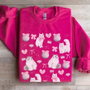Rosa Schleife Katze Sweatshirt oder Hoodie, Kokette Ästhetische Katzenliebhaber Geschenk, weiches Mädchen Rundhalsausschnitt, Kawaii Katzengrafik, Y2K Stil Katzenhemd