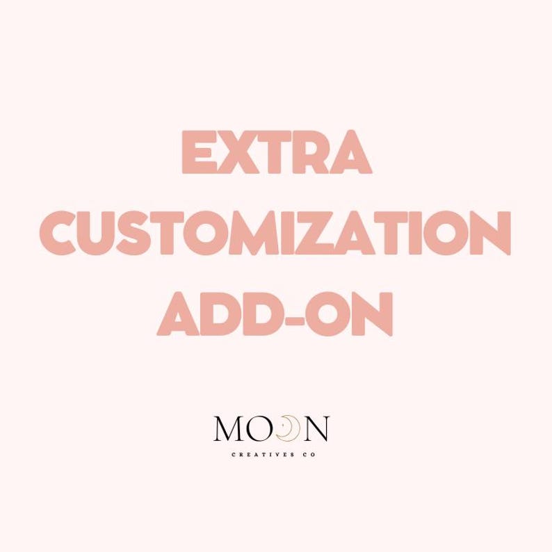 Op de afbeelding: Een lichtroze afbeelding met de woorden "EXTRA CUSTOMIZATION ADD-ON" in een vetgedrukte, schreefloze lettertype. Daaronder het logo van Moon Creatives Co.