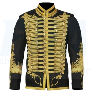 Puede incluir: Una chaqueta negra con ribetes y botones dorados. La chaqueta tiene un cuello alto y mangas largas.