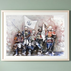 Puede incluir: Impresión en acuarela enmarcada de cinco guerreros samuráis japoneses con armadura tradicional. Los guerreros están de pie frente a una pared texturizada, sosteniendo banderas y armas. La paleta de colores incluye rojos, azules y blancos, creando un ambiente histórico y artístico.