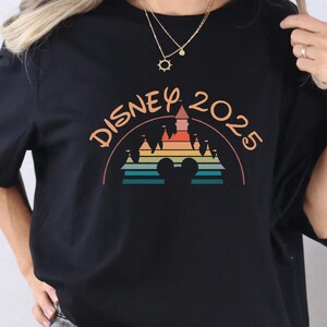 Maglietta Castello Disney 2025, Maglietta Castello Magico, Maglietta Castello Disney, Maglietta Gruppo Disney, Vacanze in Famiglia Disney, Maglietta Arcobaleno Disney, D018