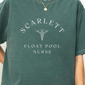 Peut inclure: Un t-shirt vert avec le texte "SCARLETT FLOAT POOL NURSE" et un symbole médical.