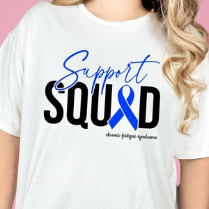 Puede incluir: Camiseta blanca con el texto "Support Squad" en negro con una cinta azul y el texto "chronic fatigue syndrome" debajo.