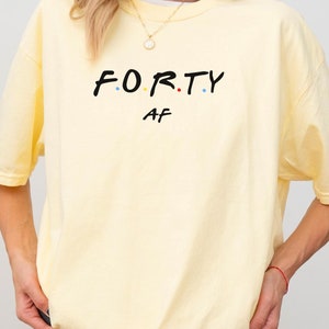 Camiseta de 40 AF, camiseta de 40 AF, cuarenta y fabulosa, camiseta de amigos lindos, camiseta de cuarenta cumpleaños, camiseta de 40 cumpleaños, camisetas de grupo de 40 cumpleaños, X007